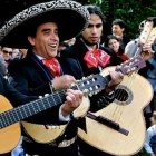 Mexicaanse muziek: mariachis in traditionele klederdracht