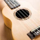 Je gitaar of harp stemmen met een digitaal stemapparaat