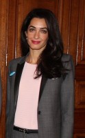 Amal in werktenue / Bron: Foreign and Commonwealth Office, Wikimedia Commons (CC BY-2.0)