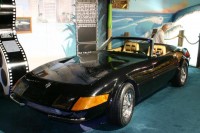 Serie feitje: De kenmerkende Ferrari Daytona Spyder van Sonny Crockett, was eigenlijk een omgebouwde Chevrolet Corvette. / Bron: DougW, Wikimedia Commons (Publiek domein)
