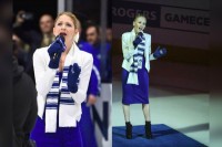 zingen van Canadees volkslied bij ijshockey Maple Leafs; links Sarah Fisher en rechts Carley Allison / Bron: Sean Cisterna van Mythic Productions