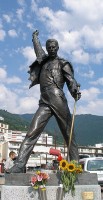 Standbeeld Freddie Mercury in Zwitserland / Bron: braegelmann, Wikimedia Commons (CC BY-SA-3.0)
