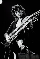 Jimmy Page speelt op een gitaar met een dubbele hals / Bron: Dina Regine, Wikimedia Commons (CC BY-SA-2.0)